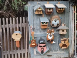 Sammlung von dekorativen Vogelhäusern