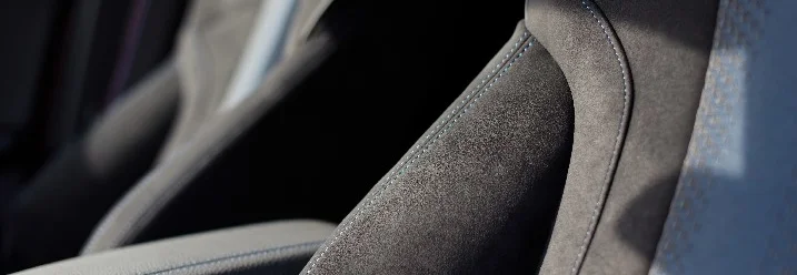 Leere schwarze Autositze