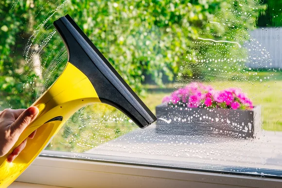 Fensterreinigung mit elektrischem Fensterabzieher