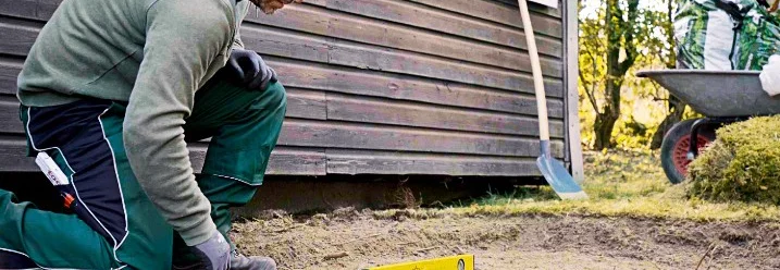 Person verwendet eine Wasserwaage