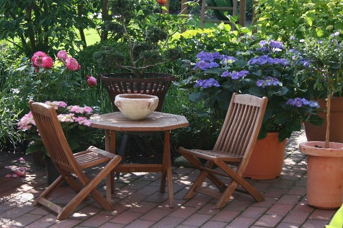 Terrasse mit Sitzecke und Pflanzen