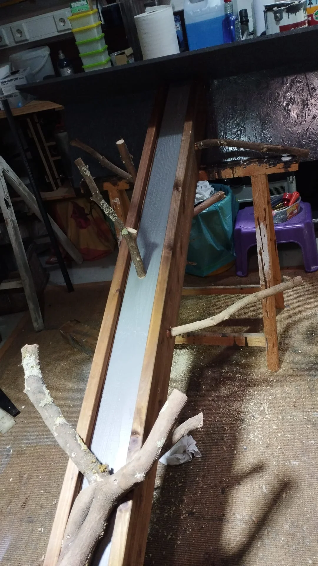 Eine selbstgebaute Holzrampe mit Ästen in einer Werkstatt.