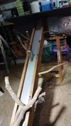 Eine selbstgebaute Holzrampe mit Ästen in einer Werkstatt.