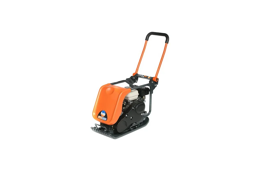 Eine orange-schwarze Benzin-Rüttelplatte vor weißem Hintergrund.