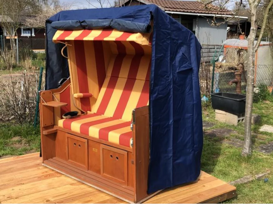 Strandkorb mit Abdeckung im Garten