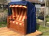 Strandkorb mit Abdeckung im Garten