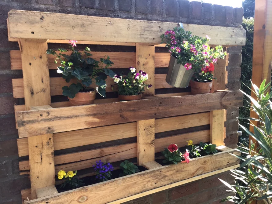 Vertikaler Garten mit Palettenholz