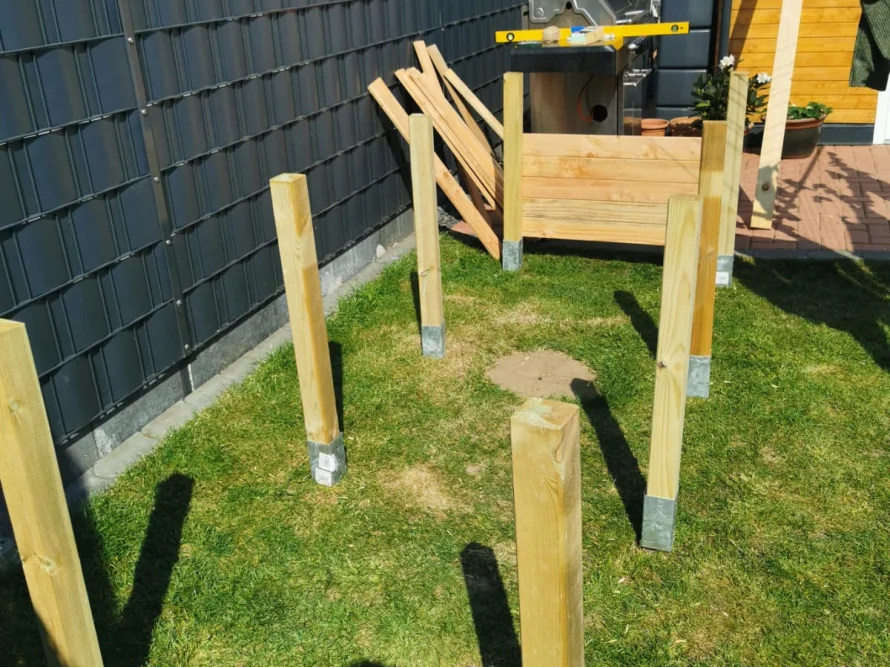Holzgerüst auf Rasenfläche