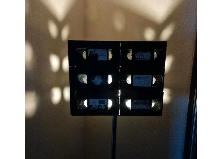 Leuchtende Lampe aus Videokassetten