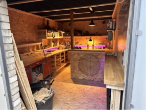 Werkstatt mit Werkbank und Regalen