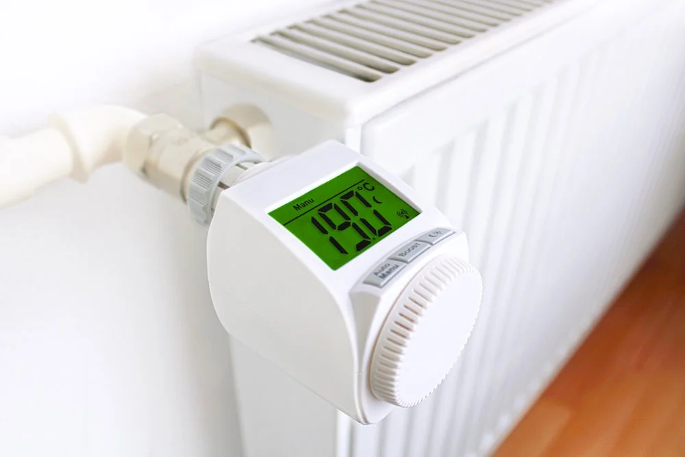 Ein digitales Heizkörperthermostat zeigt eine Temperatur von 19 Grad Celsius an.