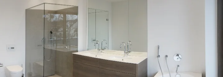 Modernes Badezimmer mit Dusche und Badewanne