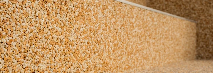 Nahaufnahme von Steinteppich auf Treppenstufen