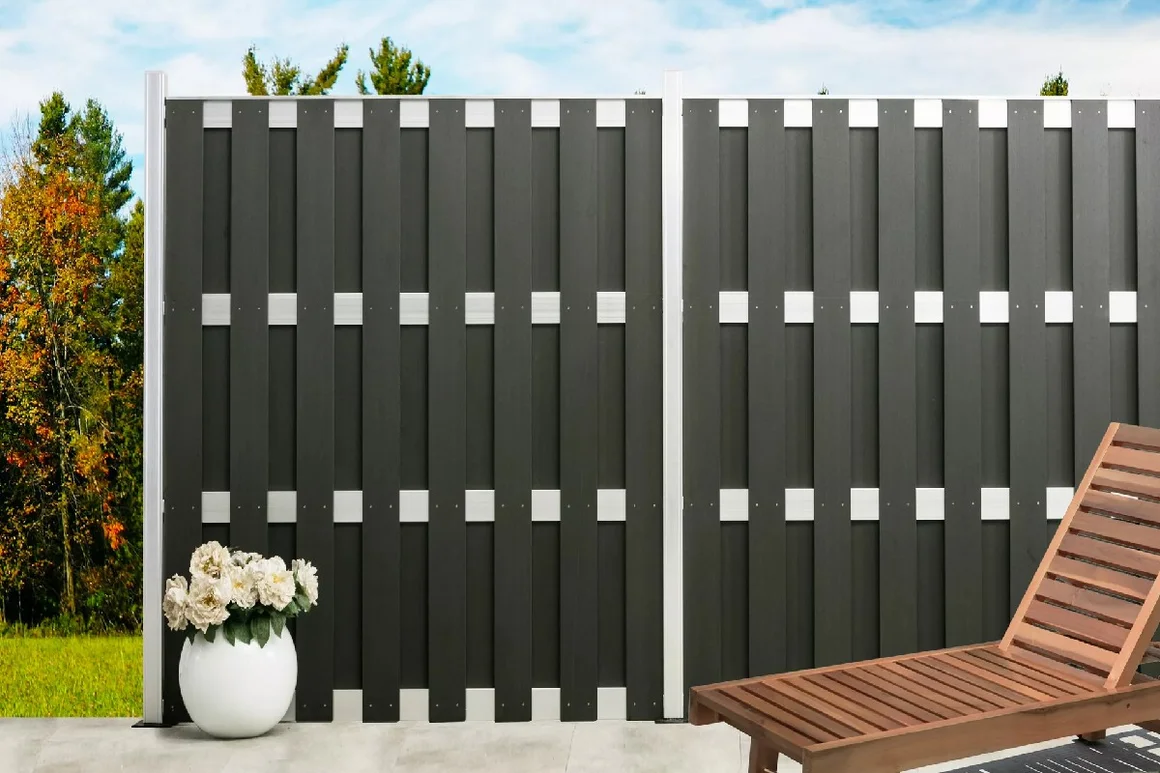 Moderner Gartenzaun mit grauen Holzlatten