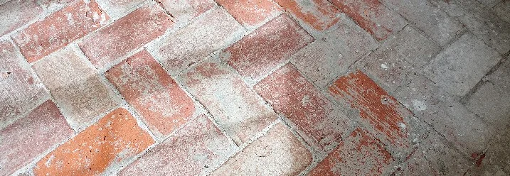Alter Ziegelboden im Fischgrätmuster