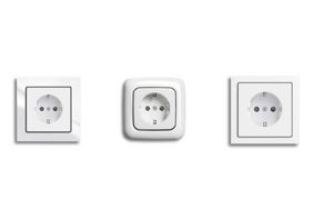 Drei weiße Steckdosen auf weißem Grund.