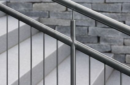 Edelstahlgeländer Edelstahlgeländer an Granittreppe mit unscharfem Hintergrund