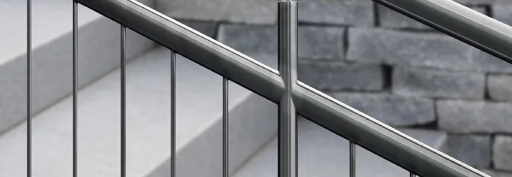 Metallgeländer an einer Außentreppe