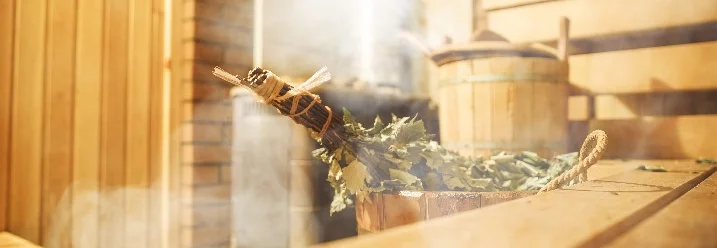 Saunazubehör und Dampf in einer Sauna