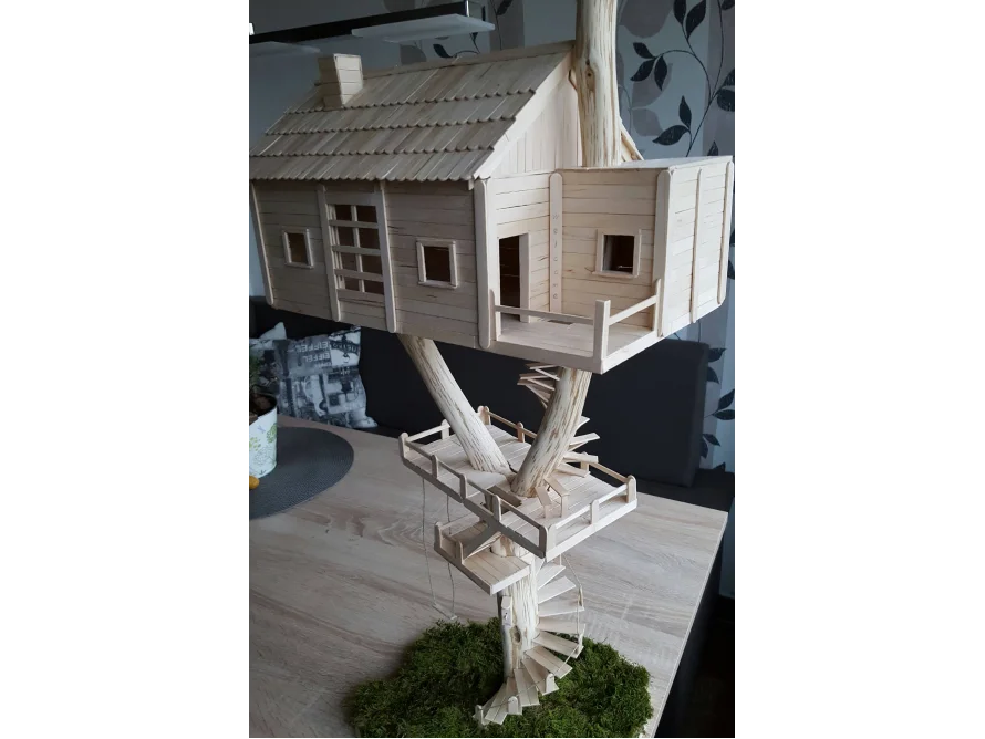 Ein Baumhaus aus Holz