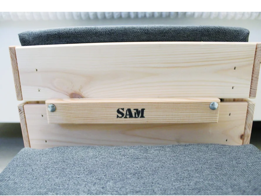 Holzstuhl mit grauer Sitzfläche