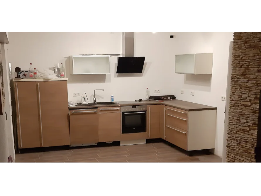 Moderne Küche mit hellen Schränken