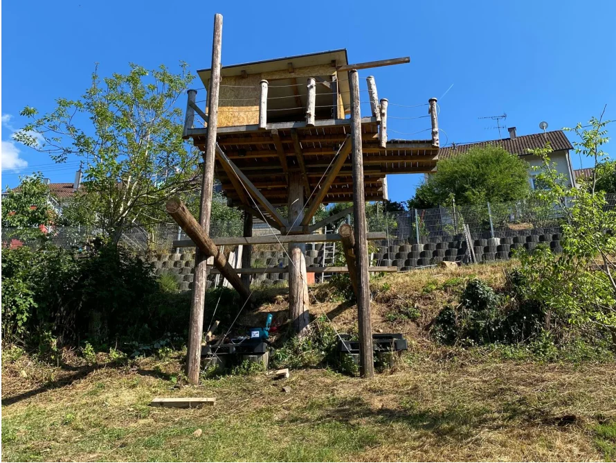 Unfertiges Baumhaus aus Holz