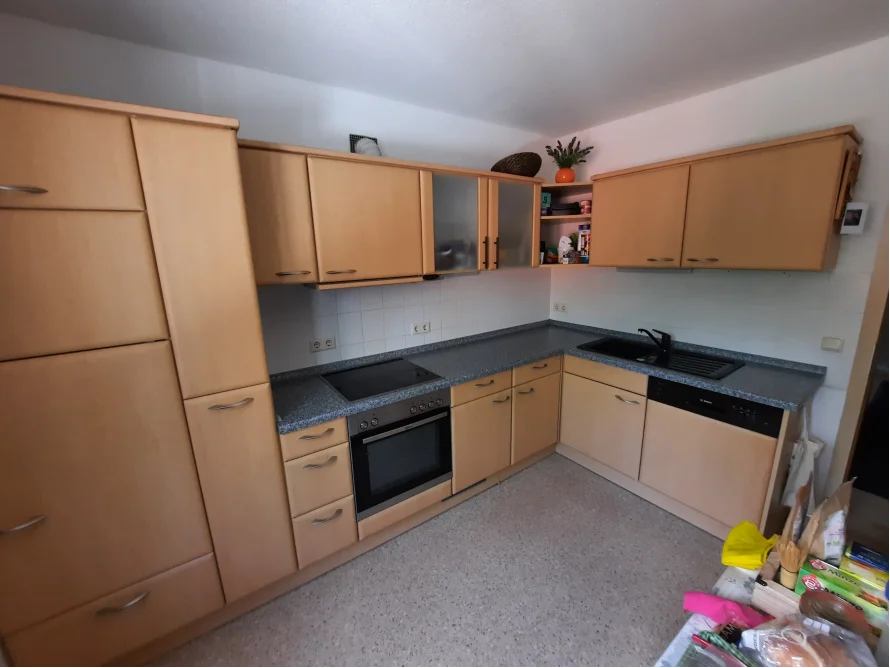 Eingerichtete helle Küche