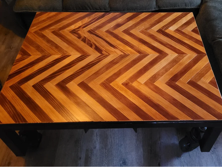 Tischplatte mit Fischgrätenmuster