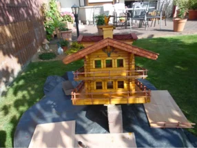 Gartenhaus aus Holz im Bau