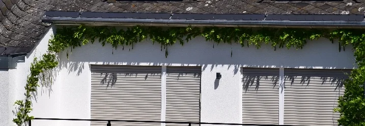 Hausfassade mit Balkon und Pflanzen