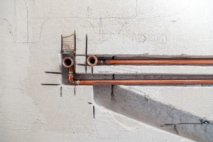 Kupferrohre in einer Wand