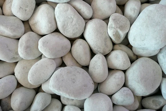 weiße Kieselsteine
