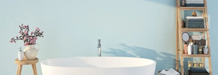 Minimalistisches Badezimmer mit Badewanne