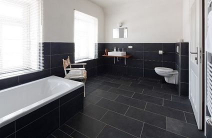 Schwarze Schieferfliesen im Bad Badezimmer mit schwarzen Schieferfliesen.