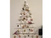 Alternativer Weihnachtsbaum an der Wand