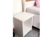 Weißer Nachttisch aus Holz