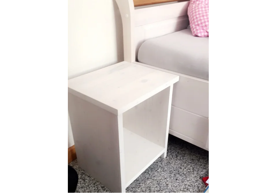 Weißer Nachttisch aus Holz