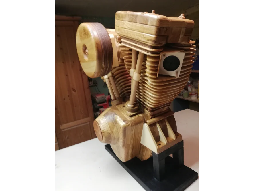 Motormodell aus Holz