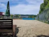 Leerer Beachvolleyballplatz mit Liegestuhl