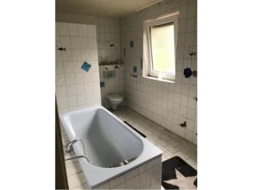 Badezimmer mit Badewanne und Toilette