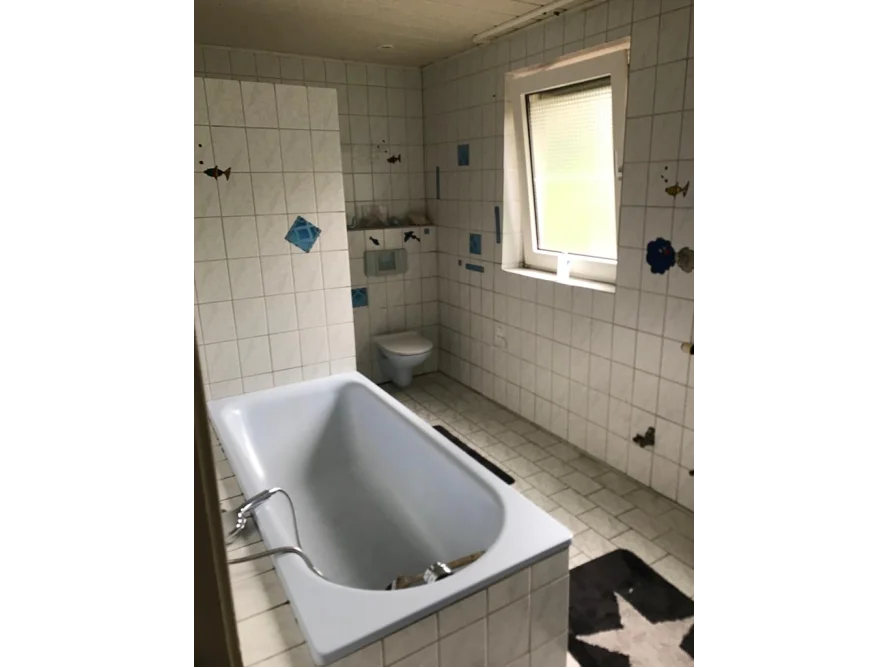 Badezimmer mit Badewanne und Toilette
