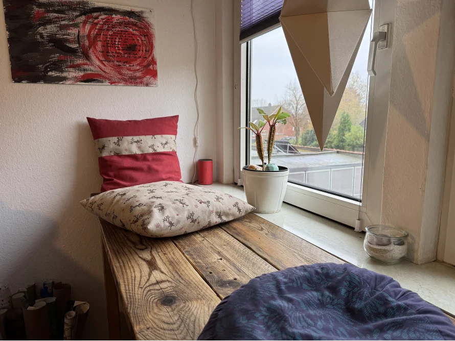 Gemütliche Fensterbank mit Kissen