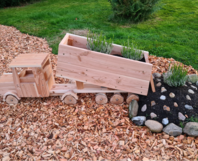 Ein Lastwagen aus Holz mit Blumen