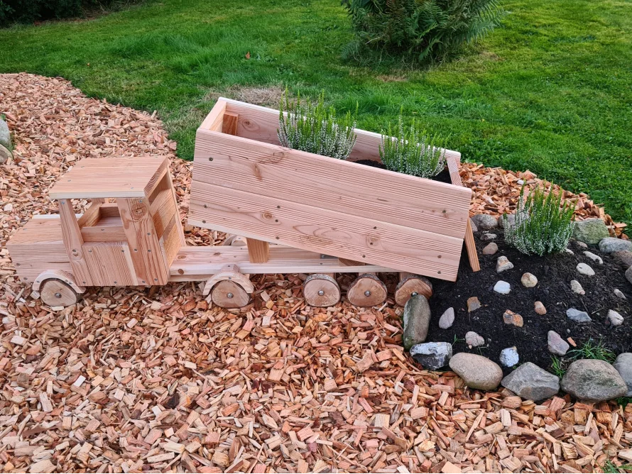 Ein Lastwagen aus Holz mit Blumen