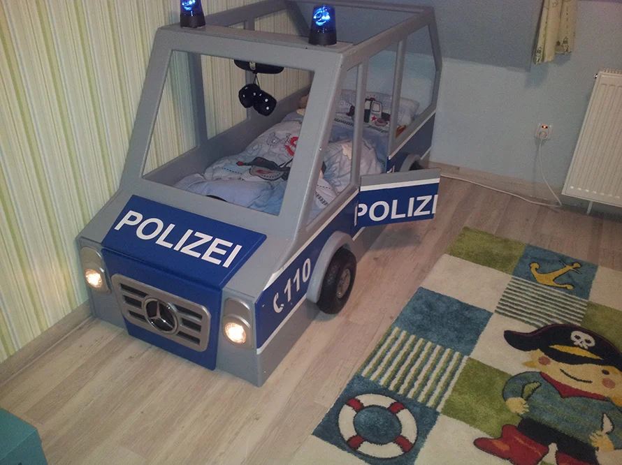 Polizei-Autobett in einem Kinderzimmer