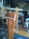 Holzsäule mit Zwingen in Werkstatt