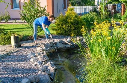 RT Algen im Teich entfernen reinigen 20 28 717x467 Frau reinigt Teich