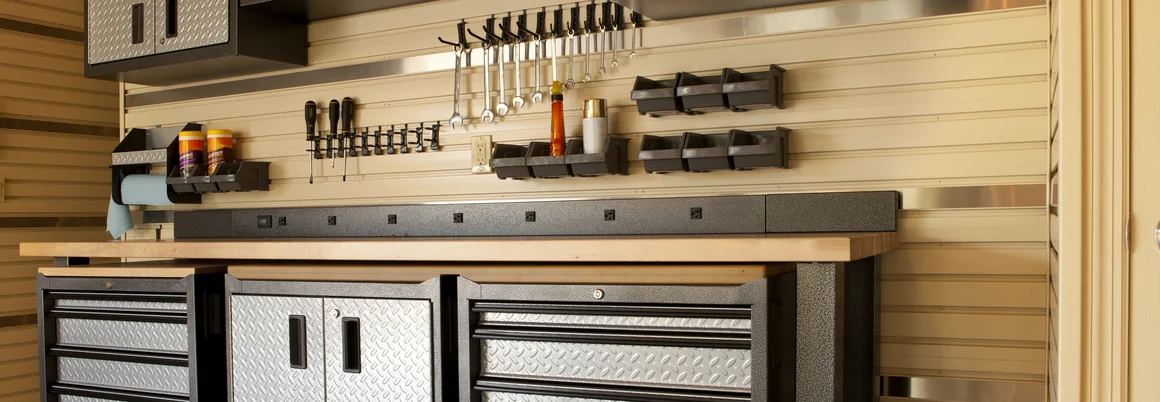 Werkstatt mit Werkbank und Werkzeug