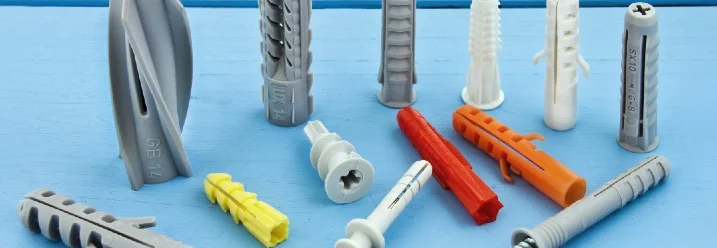 Verschiedene Dübel auf blauem Grund